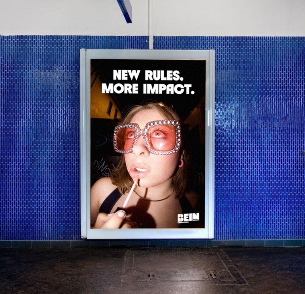 Affiche de campagne sur un mur de tuiles bleues