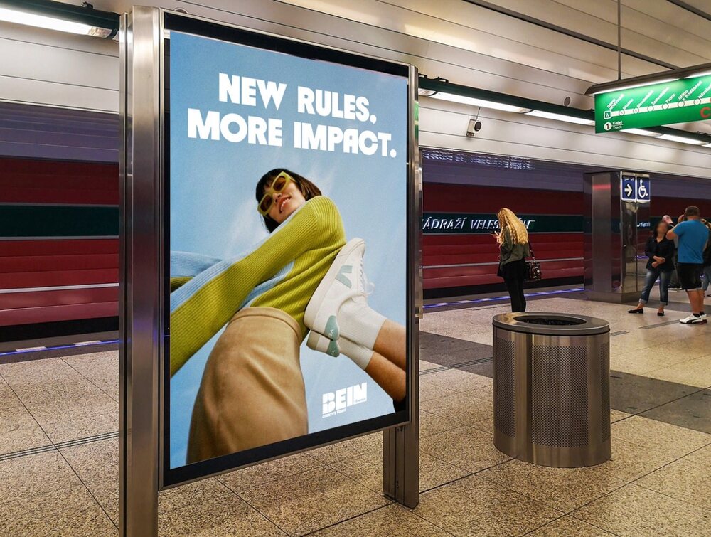 Affiche de campagne sur un quai de métro