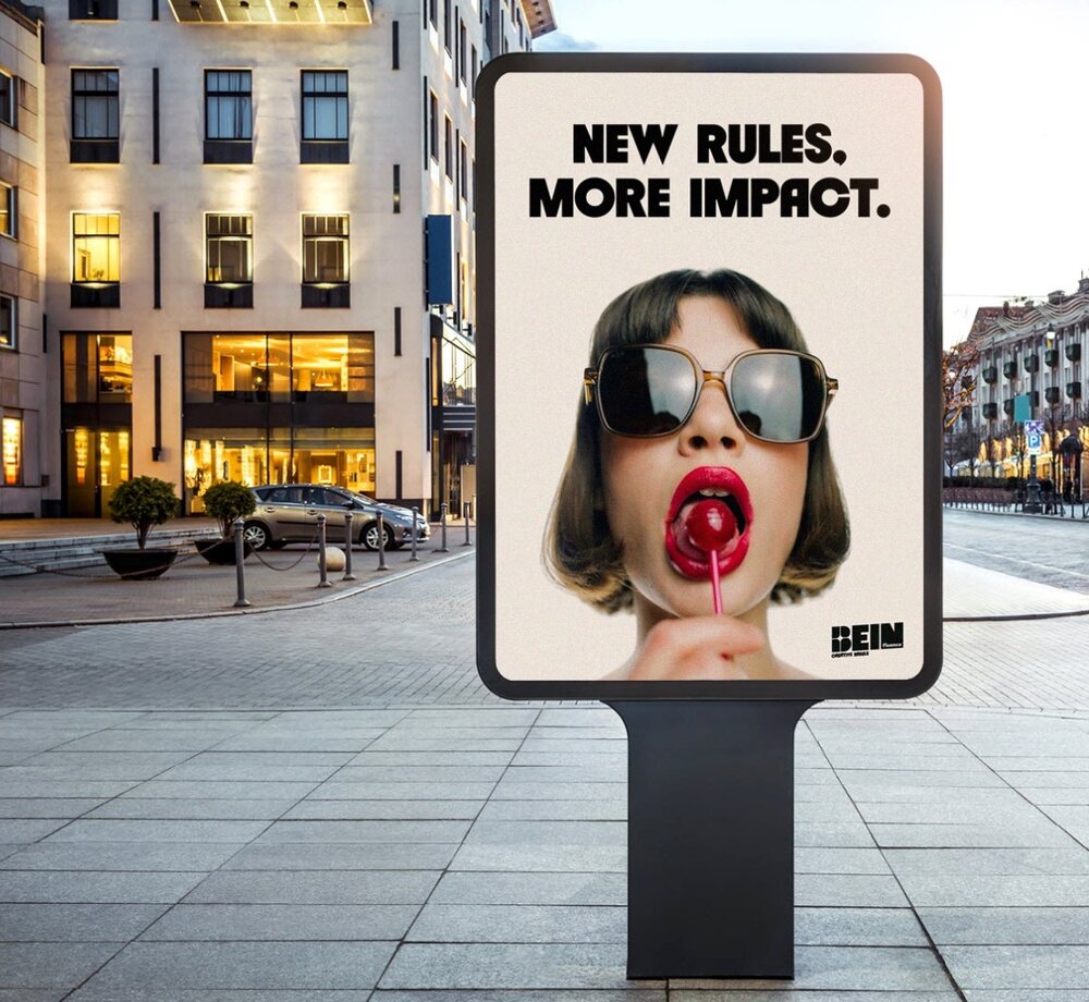 Affiche de campagne sur un panneau de rue