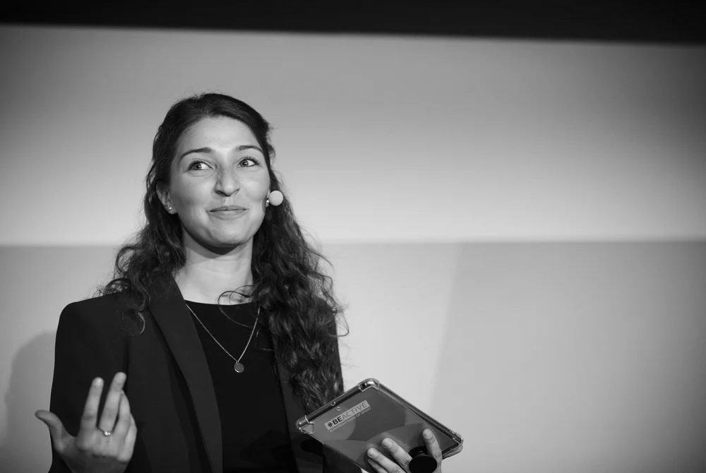 Emna Chaouch en modération d'événement, avant son repositionnement