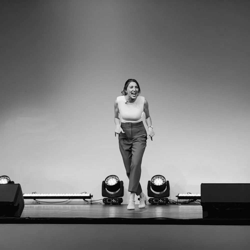 Emna Chaouch sur scène en keynote, avant son repositionnement