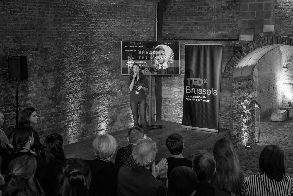 Emna Chaouch sur la scène de TEDx Brussels, avant son repositionnement