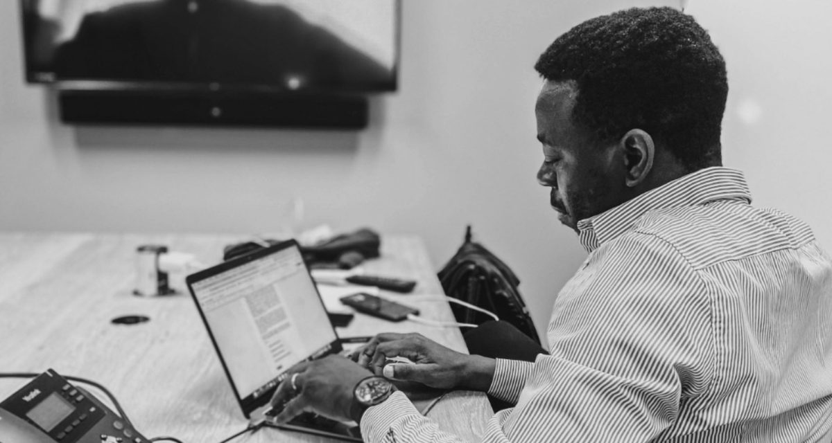 Rémy Muzembo au travail sur son ordinateur