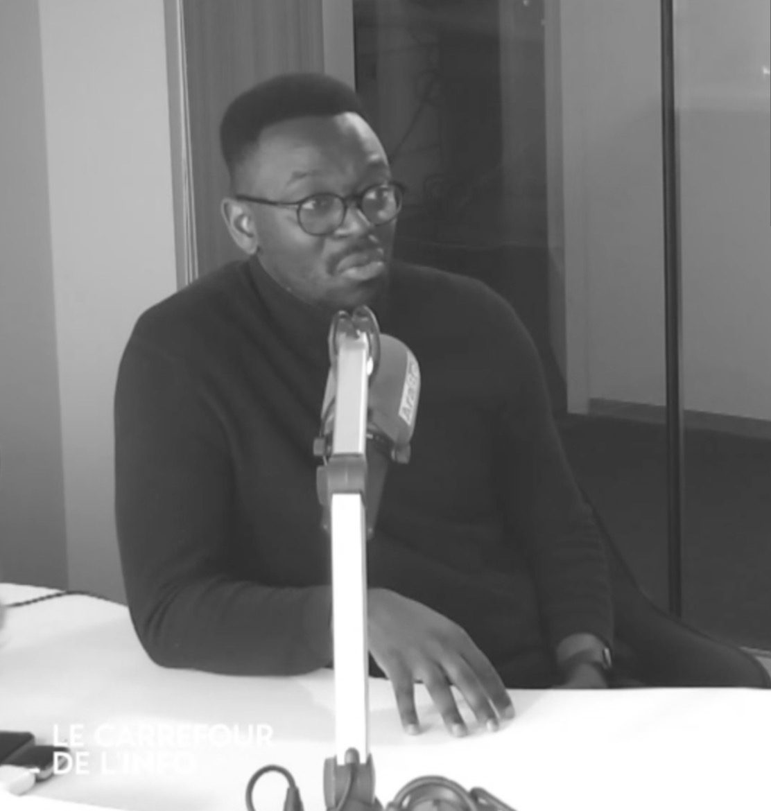Rémy Muzembo au micro en studio radio
