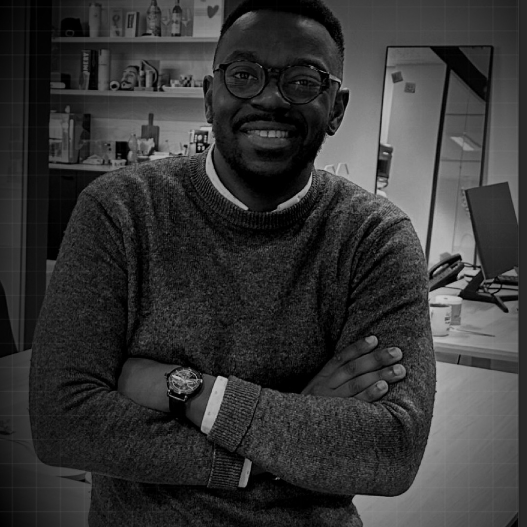 Rémy Muzembo, bras croisés au bureau