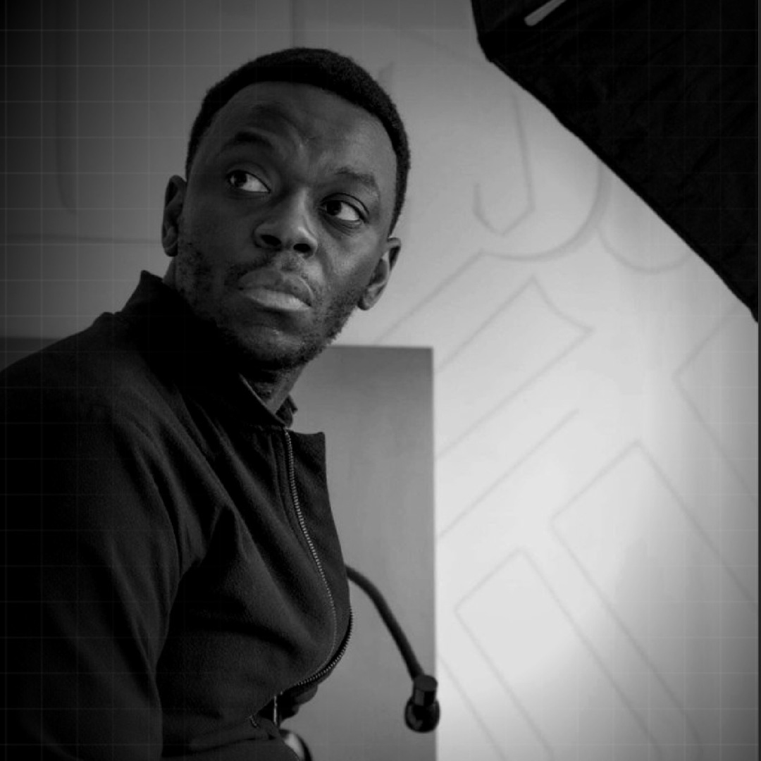 Rémy Muzembo au micro, noir et blanc