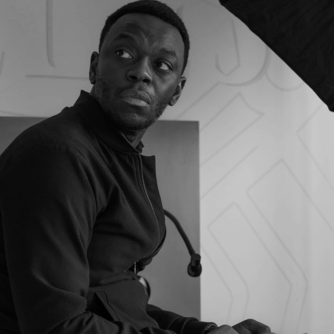 Rémy Muzembo, portrait studio au pull
