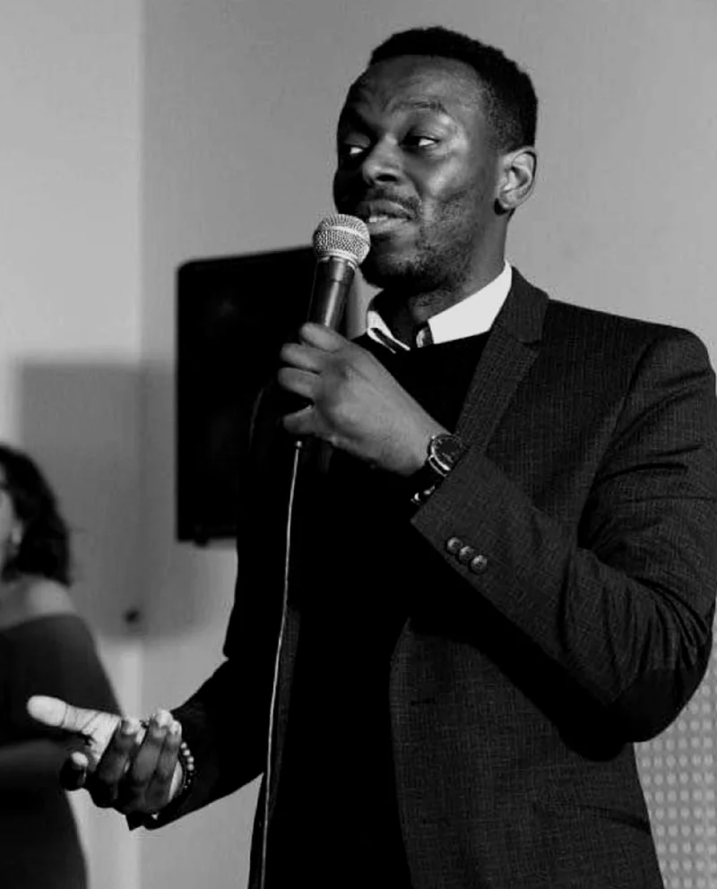 Rémy Muzembo au micro, en intervention.